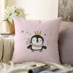 - Sonil-K-4416-Gorsel1 - Realhomes Pembe Zeminli Uçan Sevimli Penguen Tasarımlı Bebek Odası Raşel Kadife Yastık Kırlent Kılıfı Realhomes