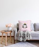 - Sonil-K-4416-Gorsel2 - Realhomes Pembe Zeminli Uçan Sevimli Penguen Tasarımlı Bebek Odası Raşel Kadife Yastık Kırlent Kılıfı Realhomes