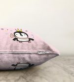 - Sonil-K-4416-Gorsel3 - Realhomes Pembe Zeminli Uçan Sevimli Penguen Tasarımlı Bebek Odası Raşel Kadife Yastık Kırlent Kılıfı Realhomes