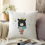 Beyaz Zeminde Atkılı Ayıcık Desenli Bebek Odası Raşel Kadife Yastık Kırlent Kılıfı Realhomes