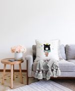 Beyaz Zeminde Atkılı Ayıcık Desenli Bebek Odası Raşel Kadife Yastık Kırlent Kılıfı Realhomes