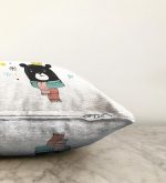 Beyaz Zeminde Atkılı Ayıcık Desenli Bebek Odası Raşel Kadife Yastık Kırlent Kılıfı Realhomes