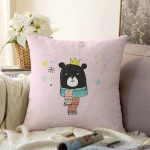 - Sonil-K-4418-Gorsel1 - Realhomes Pembe Zeminde Atkılı Ayıcık Desenli Bebek Odası Raşel Kadife Yastık Kırlent Kılıfı Realhomes