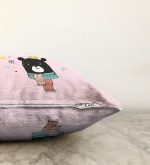 - Sonil-K-4418-Gorsel3 - Realhomes Pembe Zeminde Atkılı Ayıcık Desenli Bebek Odası Raşel Kadife Yastık Kırlent Kılıfı Realhomes