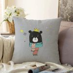 - Sonil-K-4419-Gorsel1 - Realhomes Gri Zeminde Atkılı Ayıcık Desenli Bebek Odası Raşel Kadife Yastık Kırlent Kılıfı Realhomes