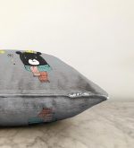 - Sonil-K-4419-Gorsel3 - Realhomes Gri Zeminde Atkılı Ayıcık Desenli Bebek Odası Raşel Kadife Yastık Kırlent Kılıfı Realhomes