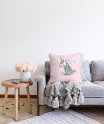- Sonil-K-4422-Gorsel2 - Realhomes Pembe Zeminde Unicorn Motifli Bebek Odası Raşel Kadife Yastık Kırlent Kılıfı Realhomes