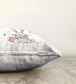 Beyaz Zeminde Atkılı Tavşan Motifli Bebek Odası Raşel Kadife Yastık Kırlent Kılıfı Realhomes