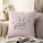 Pembe Zeminde Atkılı Tavşan Motifli Bebek Odası Raşel Kadife Yastık Kırlent Kılıfı Realhomes