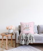 Pembe Zeminde Atkılı Tavşan Motifli Bebek Odası Raşel Kadife Yastık Kırlent Kılıfı Realhomes