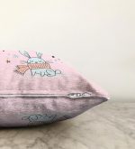 Pembe Zeminde Atkılı Tavşan Motifli Bebek Odası Raşel Kadife Yastık Kırlent Kılıfı Realhomes