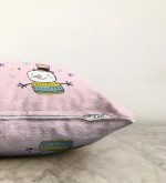 - Sonil-K-4428-Gorsel3 - Realhomes Pembe Zeminde Kardan adam Çizim Desenli Bebek Odası Raşel Kadife Yastık Kırlent Kılıfı Realhomes