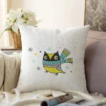 Beyaz Zeminde Atkılı Baykuş Desenli Bebek Odası Raşel Kadife Yastık Kırlent Kılıfı Realhomes