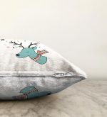 - Sonil-K-4432-Gorsel3 - Realhomes Beyaz Zeminde Mavi Geyik Çizimli Bebek Odası Raşel Kadife Yastık Kırlent Kılıfı Realhomes