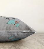 Gri Zeminde Mavi Geyik Çizimli Bebek Odası Raşel Kadife Yastık Kırlent Kılıfı Realhomes