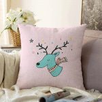 Pembe Zeminde Mavi Geyik Çizimli Bebek Odası Raşel Kadife Yastık Kırlent Kılıfı Realhomes