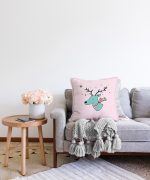 Pembe Zeminde Mavi Geyik Çizimli Bebek Odası Raşel Kadife Yastık Kırlent Kılıfı Realhomes