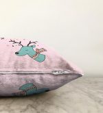 Pembe Zeminde Mavi Geyik Çizimli Bebek Odası Raşel Kadife Yastık Kırlent Kılıfı Realhomes