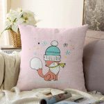 - Sonil-K-4436-Gorsel1 - Realhomes Pembe Zeminde Sevimli Tilki Desenli Bebek Odası Raşel Kadife Yastık Kırlent Kılıfı Realhomes