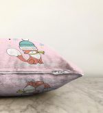 - Sonil-K-4436-Gorsel3 - Realhomes Pembe Zeminde Sevimli Tilki Desenli Bebek Odası Raşel Kadife Yastık Kırlent Kılıfı Realhomes