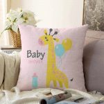 - Sonil-K-4475-Gorsel1 - Realhomes Pembe Zeminde Balon ve Zürafa Desenli Özel Tasarım Bebek Odası Raşel Kadife Kırlent Kılıfı Realhomes