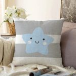 - Sonil-K-4500g-Gorsel1 - Realhomes  Gri Çizgiler Üzerine Mavi Yıldız Tasarımlı Bebek Odası Raşel Kadife Yastık Kırlent Kılıfı Realhomes