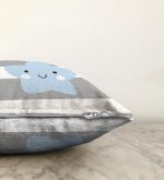 - Sonil-K-4500g-Gorsel3 - Realhomes  Gri Çizgiler Üzerine Mavi Yıldız Tasarımlı Bebek Odası Raşel Kadife Yastık Kırlent Kılıfı Realhomes