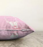 - Sonil-K-4508p-Gorsel3 - Realhomes Pembe Zeminde Sevimli Geyik Tasarımlı Bebek Odası Raşel Kadife Yastık Kırlent Kılıfı Realhomes