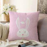 - Sonil-K-4512p-Gorsel1 - Realhomes Pembe Zeminli Tavşan Desenli Bebek Odası Raşel Kadife Yastık Kırlent Kılıfı Realhomes