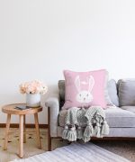 - Sonil-K-4512p-Gorsel2 - Realhomes Pembe Zeminli Tavşan Desenli Bebek Odası Raşel Kadife Yastık Kırlent Kılıfı Realhomes
