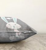 - Sonil-K-4513-Gorsel3 - Realhomes Gri Zeminli Tavşan Desenli Bebek Odası Raşel Kadife Yastık Kırlent Kılıfı Realhomes