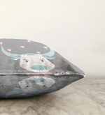 - Sonil-K-4517-Gorsel3 - Realhomes Realhomes Özel Tasarımlı Dijital Baskılı Çocuk Odası Raşel Kadife Yastık Kırlent Kılıfı Realhomes