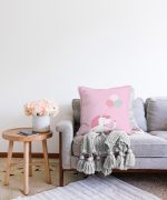 - Sonil-K-4552p-Gorsel2 - Realhomes Pembe Zeminde Unicorn At Tasarımlı Bebek Odası Raşel Kadife Yastık Kırlent Kılıfı Realhomes
