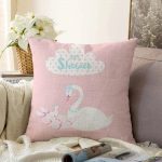 Pembe Zeminde Kuğu Motifli Özel Tasarım Bebek Odası Raşel Kadife Yastık Kırlent Kılıfı Realhomes