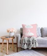 Pembe Zeminde Kuğu Motifli Özel Tasarım Bebek Odası Raşel Kadife Yastık Kırlent Kılıfı Realhomes