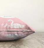 Pembe Zeminde Kuğu Motifli Özel Tasarım Bebek Odası Raşel Kadife Yastık Kırlent Kılıfı Realhomes