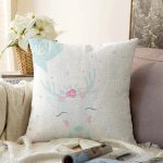 Beyaz Zeminli Sevimli Geyik Tasarımlı Bebek Odası Raşel Kadife Yastık Kırlent Kılıfı Realhomes