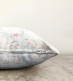 Beyaz Zeminli Sevimli Geyik Tasarımlı Bebek Odası Raşel Kadife Yastık Kırlent Kılıfı Realhomes