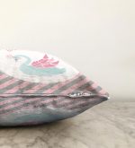 - Sonil-K-4572-Gorsel3 - Realhomes Pembe Gri Çizgili Kuğu Tasarımlı Çocuk Odası Raşel Kadife Yastık Kırlent Kılıfı Realhomes