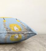 - Sonil-K-4582m-Gorsel3 - Realhomes Mavi Zeminde Ayıcık Motifli Dijital Baskılı Çocuk Odası Raşel Kadife Yastık Kırlent Kılıfı Realhomes