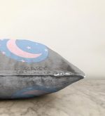 - Sonil-K-4599-Gorsel3 - Realhomes  Pembe Zeminde Uçan Balonlar ve Fil Desenli Çocuk Odası Raşel Kadife Yastık Kılıfı Realhomes