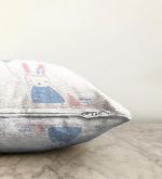 - Sonil-K-4815-Gorsel3 - Realhomes Beyaz Zeminde Balonlu Sevimli Tavşan Çocuk Odası Raşel Kadife Yastık Kırlent Kılıfı Realhomes