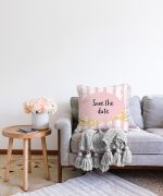 Pembe Zeminde Save The Date Motifli Çocuk Odası Raşel Kadife Yastık Kırlent Kılıfı Realhomes