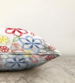 - Sonil-K-4830-Gorsel3 - Realhomes  Realhomes Beyaz Zeminli Rengarenk Çiçekler Dijital Baskılı Modern Raşel Kadife Yastık Kılıfı Realhomes