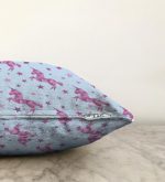 - Sonil-K-4940-Gorsel3 - Realhomes  Realhomes Mavi Zeminde Pembe Yıldız Dijital Baskılı Modern Raşel Kadife Yastık Kılıfı Realhomes