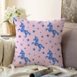 - Sonil-K-4942-Gorsel1 - Realhomes  Realhomes Pembe Zeminde Pembe Yıldız Dijital Baskılı Modern Raşel Kadife Yastık Kılıfı Realhomes