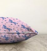 - Sonil-K-4942-Gorsel3 - Realhomes  Realhomes Pembe Zeminde Pembe Yıldız Dijital Baskılı Modern Raşel Kadife Yastık Kılıfı Realhomes