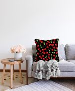 - Sonil-K-4946-Gorsel2 - Realhomes Realhomes Siyah Zeminde Kiraz Desenli Dijital Baskılı Modern Raşel Kadife Yastık Kılıfı Realhomes