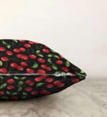 - Sonil-K-4946-Gorsel3 - Realhomes Realhomes Siyah Zeminde Kiraz Desenli Dijital Baskılı Modern Raşel Kadife Yastık Kılıfı Realhomes