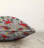 - Sonil-K-4960-Gorsel3 - Realhomes Realhomes Sevimli Yengeç Desenli Dijital Baskılı Modern Raşel Kadife Kırlent Kılıfı Realhomes